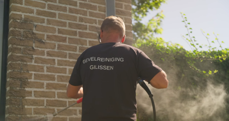 Bjorn Gilissen reinigt een bakstenen gevel met stoom onder lage druk